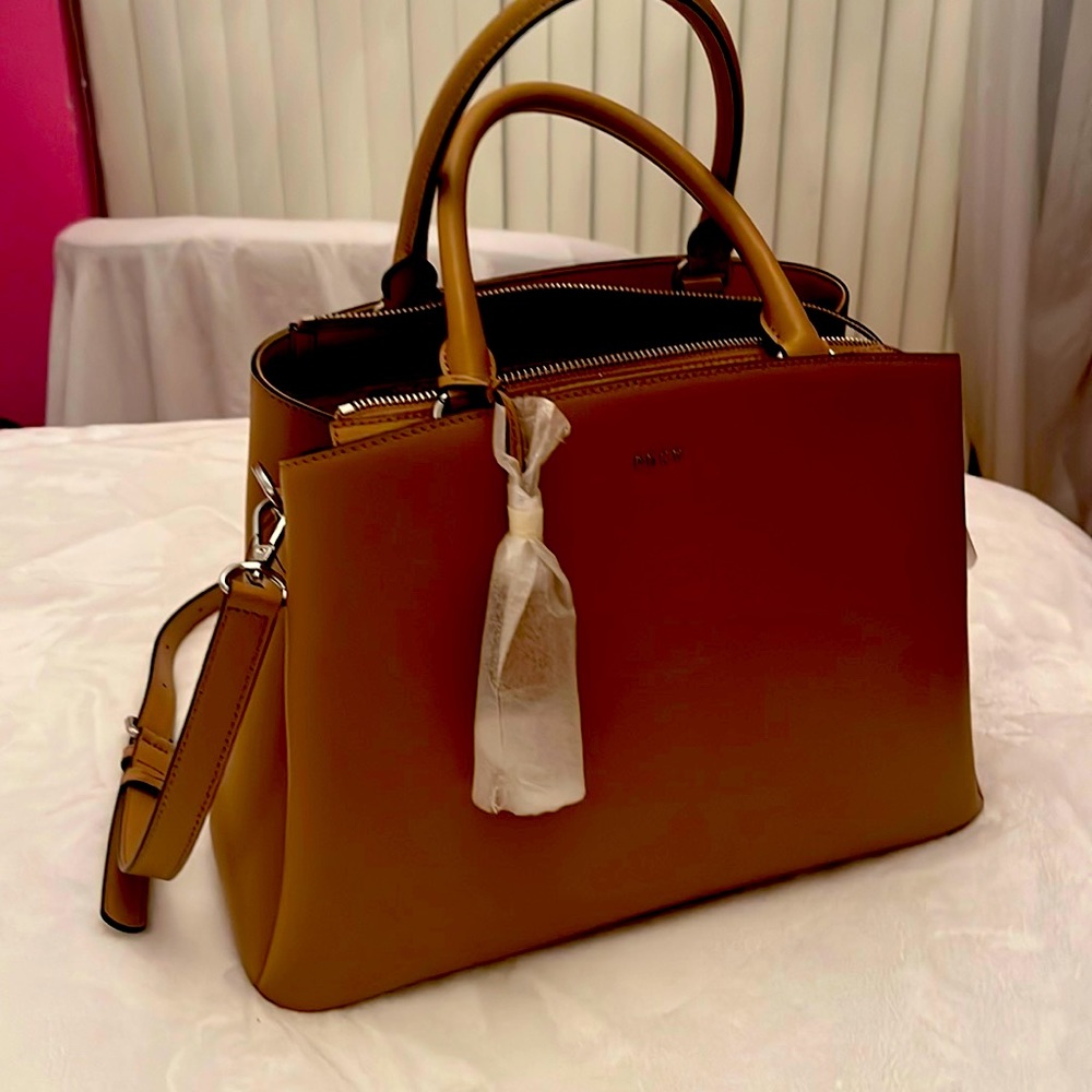 Beautiful brand new hang bag tan color larga dize. You will love it. ❤️